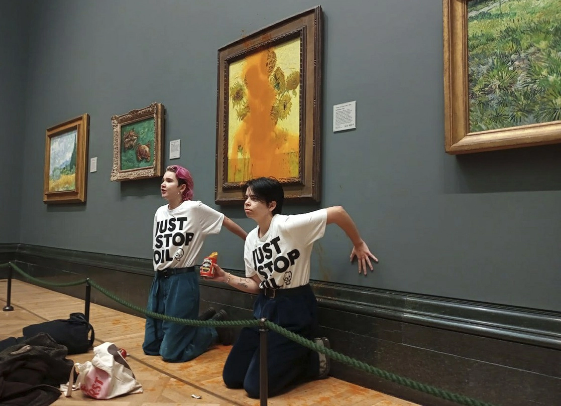 Manifestantes que arrojaron sopa enlatada a la famosa obra de 'Los Girasoles' de Vincent Van Gogh de 1888 en la Galería Nacional de Londres, el 14 de octubre de 2022. Foto Ap