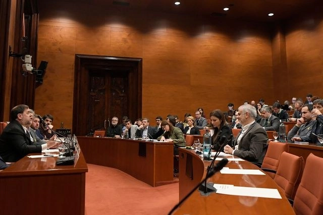 El separatista catalán encarcelado, Oriol Junqueras, habla ante el Parlamento catalán este martes. Foto Afp
