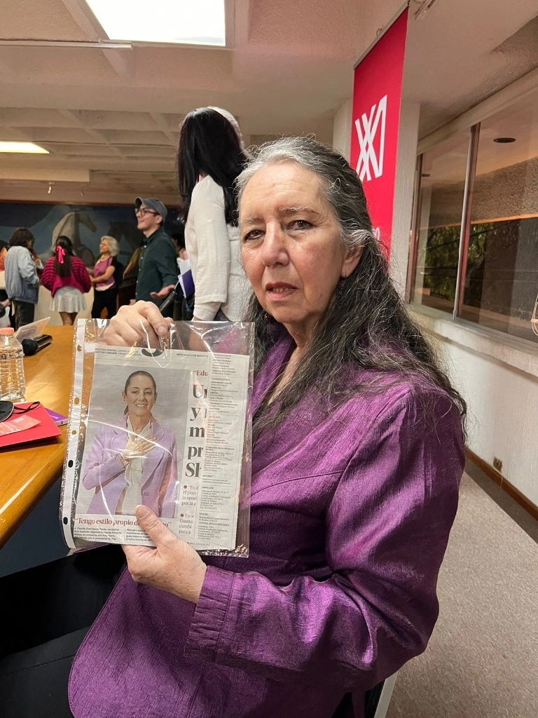 Lagarde agregó que quiso traer la fotografía de Claudia “porque independientemente de si yo estoy o no estoy, eso no importa a nadie. Nos importa a todas saber que tenemos esta condición histórica que ojalá podamos aprovechar o reconocer la singularidad de las mujeres políticas que se van a enfrentar en esta contienda”. Foto cortesía Siglo XXI Editores.