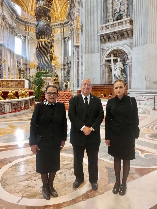 Como parte de la delegación mexicana estuvieron en la plaza de la Basílica de San Pedro, la secretaria de Gobernación, Rosa Icela Rodríguez, también el embajador de México en el Vaticano, Alberto Barranco Chavarría, y la titular de la Unidad de Asuntos Religiosos, Clara Luz Flores. Imagen de 