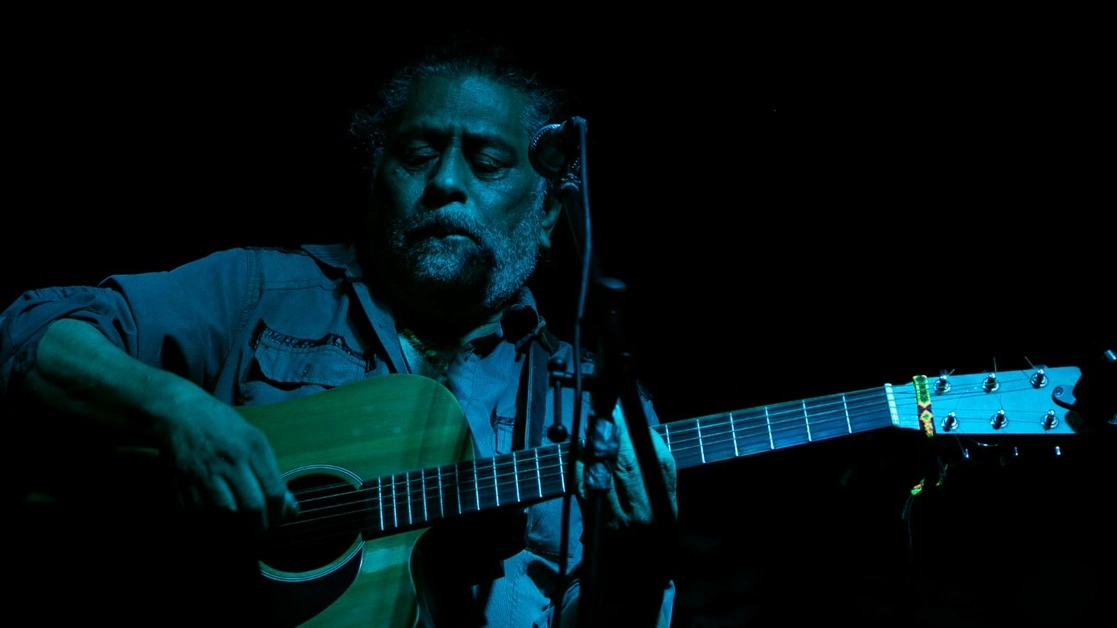 El también poeta tocará con la Roster Band. No me dejen solo, dice. Foto Juan José Escobar Arroyo