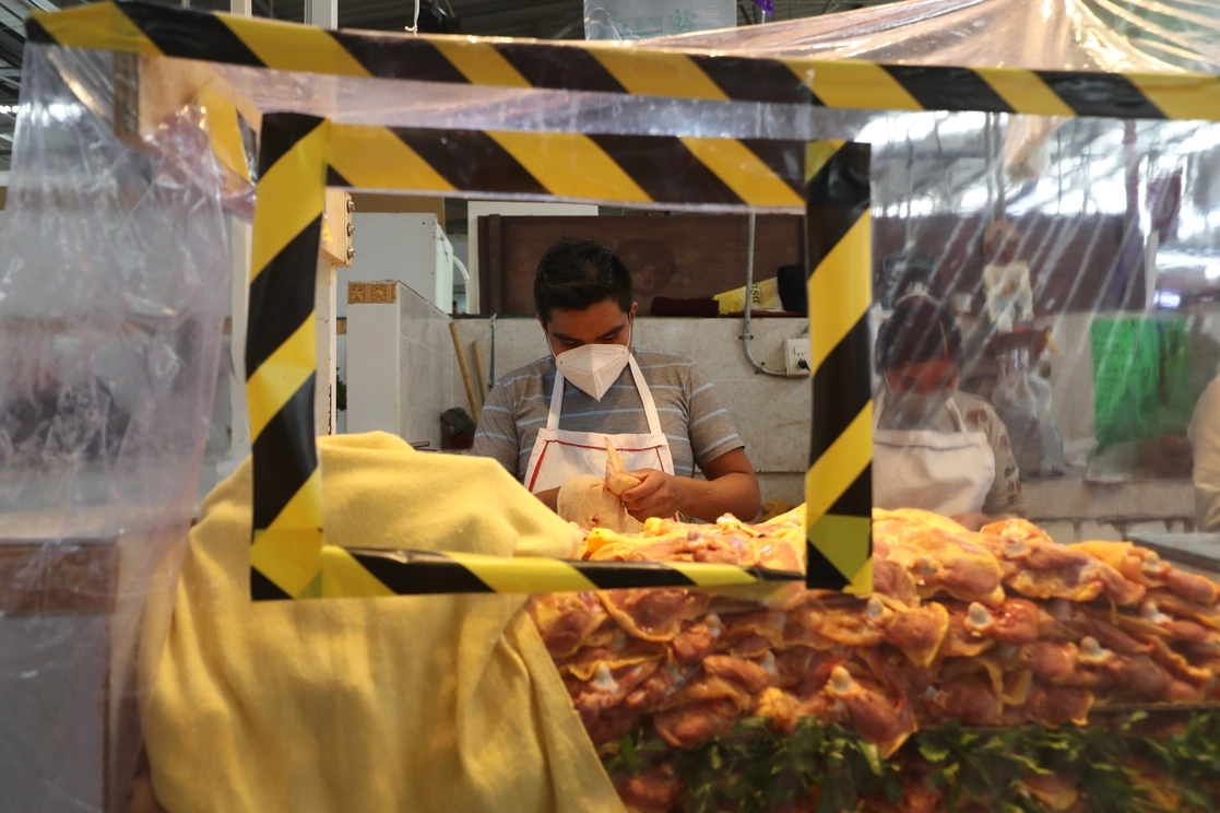 En el primer semestre de 2020 cayó en 30 por ciento la comercialización de pollo por el cierre de restaurantes, cafeterías, hotelería y banquetes. Foto Yazmín Ortega Cortés / Archivo