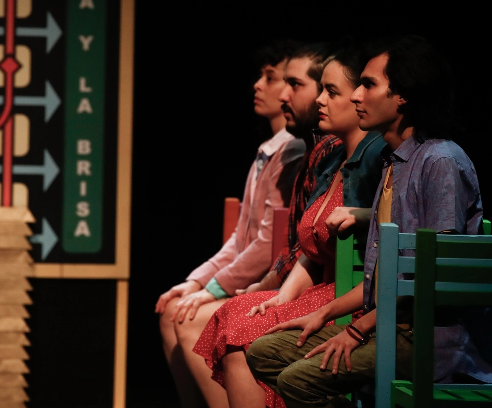 Escenas del montaje ‘El lugar de la sombra y la brisa’, una alegoría de las contradicciones del mundo de la actuación en el sistema capitalista, con dramaturgia y dirección de David Gaitán. Se estrena mañana a las 20 horas en el Foro de las Artes del Centro Nacional de las Artes. Foto Víctor Camacho 