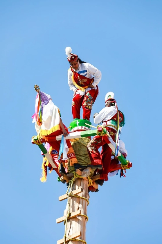 El acto contó con la participación de las Doncellas del Viento, mujeres voladoras de las comunidades Xochiapulco y Cuetzalan. Foto cortesía Edoardo Esparza Chavarría