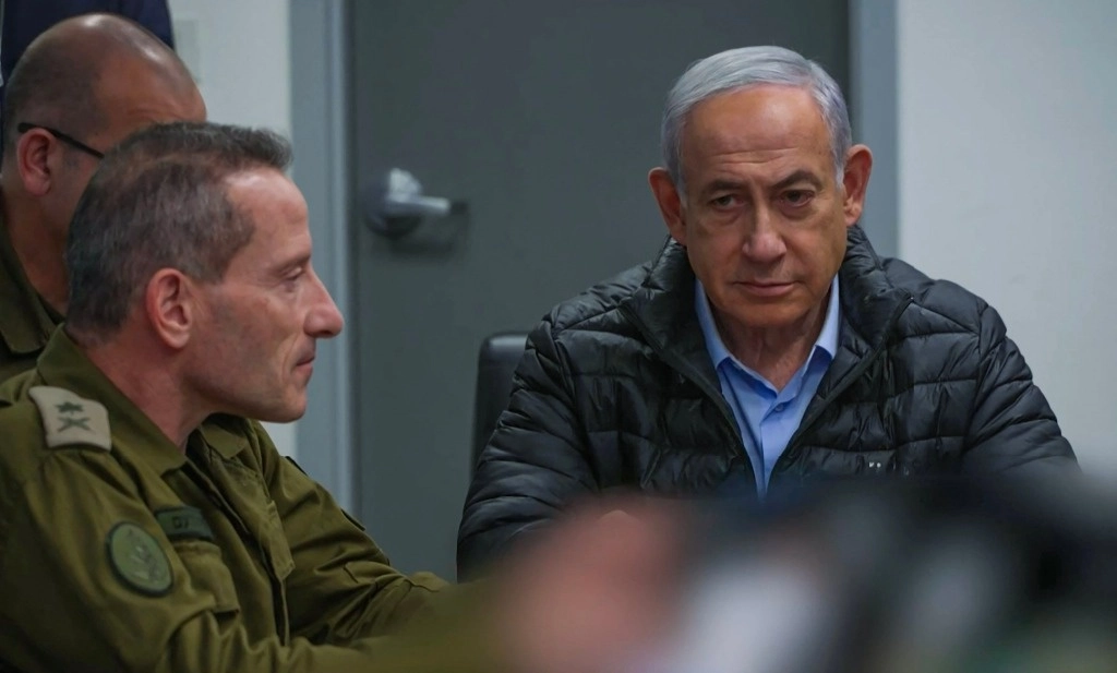 El primer ministro israelí, Benjamin Netanyahu, supervisó los ataques con misiles sobre objetivos militares de Irán. Foto Afp.
