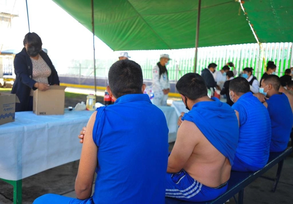 La Secretaría de Seguridad del Edomex informó que fueron vacunados en su totalidad los reos de 21 centros penitenciarios del estado. Foto La Jornada