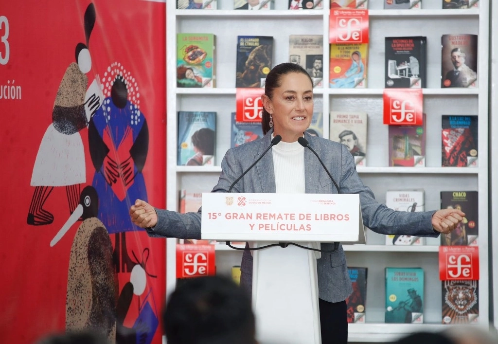 La jefa del Gobierno capitalino, Claudia Sheinbaum, en la inauguración de la 15 edición del Gran Remate de Libros y Películas de CDMX, en la explanada del Monumento a la Revolución, el 5 de abril de 2023. Foto Cristina Rodríguez

