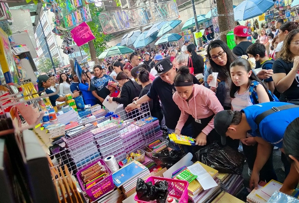 Padres y madres acudieron a la calle de Mesones en el Centro Histórico con el fin de surtir la lista de útiles. Hoy comienza el ciclo de educación básica para un millón 250 mil alumnos en la CDMX. Foto Cuartoscuro
