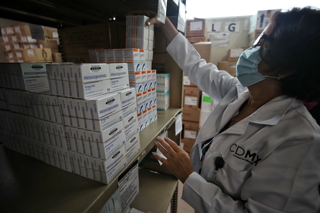 Trabajadora de la farmacia del Hospital General de México. Foto Marco Peláez