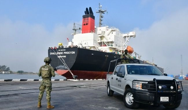 El 31 de marzo, en Altamira, Tamaulipas, las fuerzas de seguridad federales realizaron un decomiso histórico en el combate contra el tráfico de hidrocarburos: aseguraron un buque petrolero, 10 millones de litros de diésel, 192 contenedores, 23 tractocamiones con remolques, armamento y vehículos.