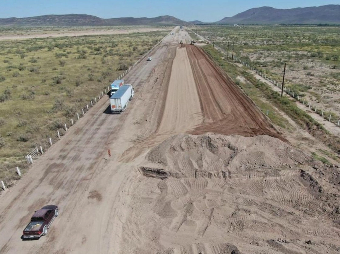 La carretera bajo remodelación Ascensión-Janos, en Chihuahua. En octubre, presentaba un avance del 60 por ciento. Foto Cuartoscuro / Archivo 