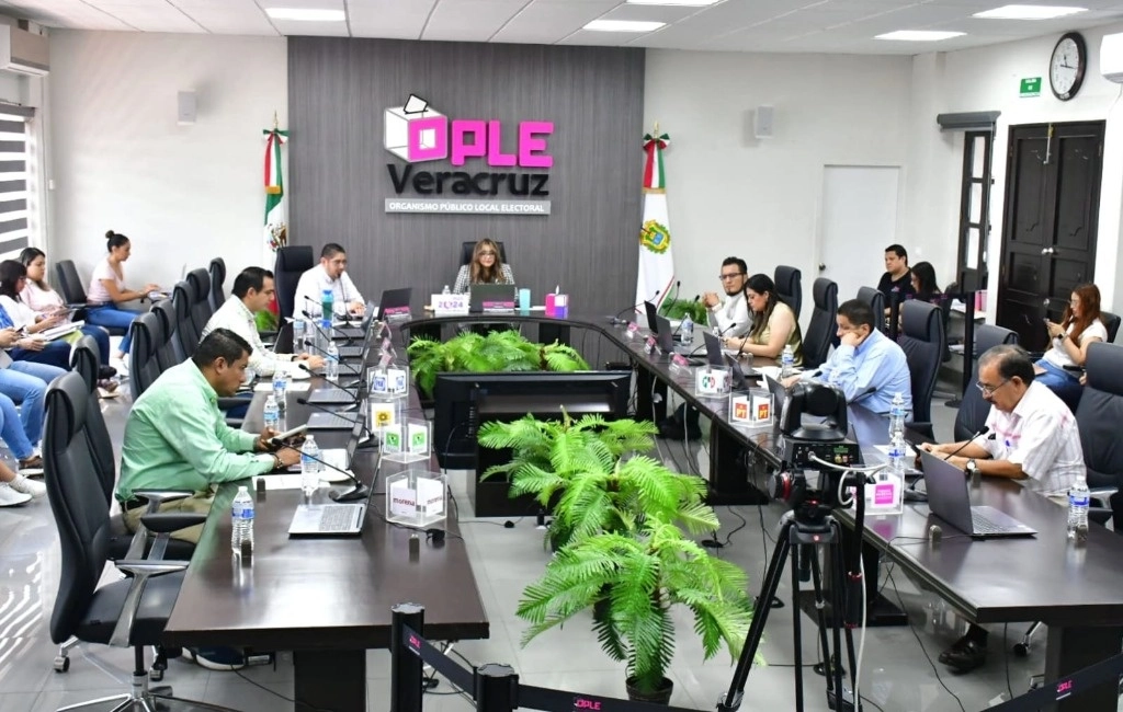 Por su parte, María de Lourdes Fernández Martínez, manifestó que desde el OPLE Veracruz se trabaja para generar condiciones de certeza en el actual proceso electoral. Foto 'La Jornada'