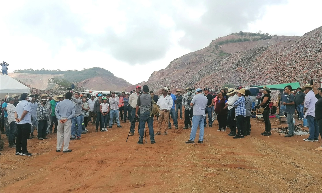 Comuneros de Xochipala bloquean el acceso a la mina de oro Tajo de Guadalupe debido al incumplimiento de un contrato firmado por la empresa canadiense Equinox Gold. Foto Sergio Ocampo