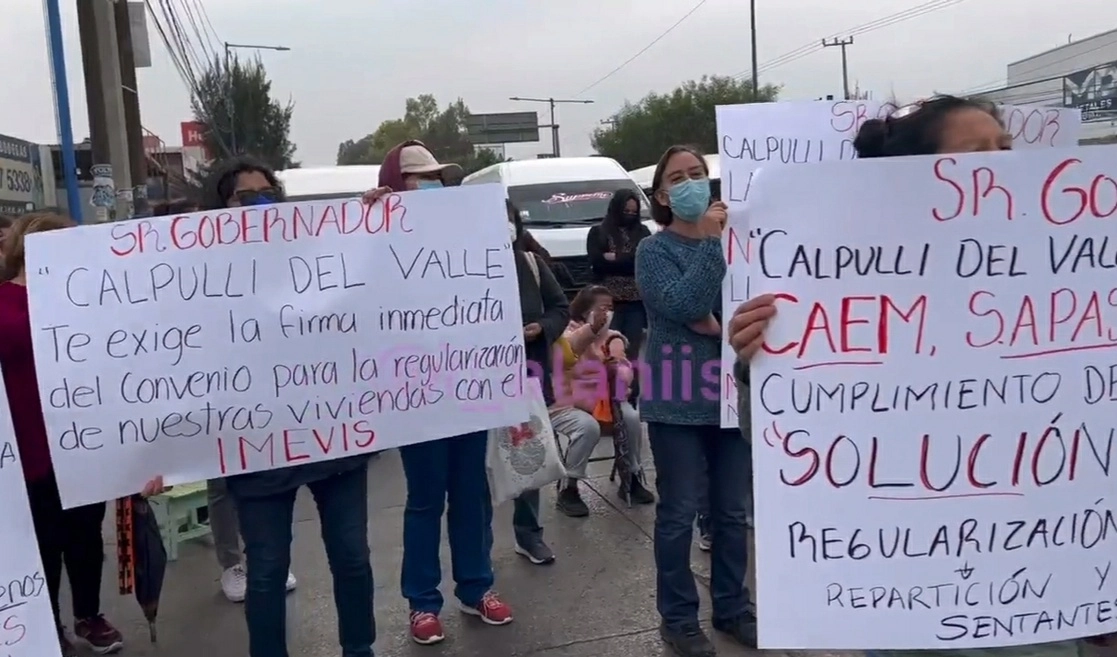 Vecinos de Calpulli del Valle, en el municipio de Coacalco, bloquean la vía José López Portillo para exigir regularización de terrenos. El caos vehicular provoca la suspensión del servicio de la línea 2 del Mexibús, en el Estado de México, el 8 de abril de 2022. Foto ‘La Jornada’