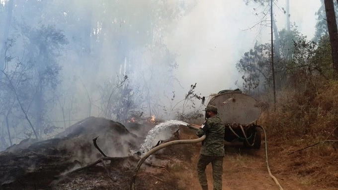 Elementos de la Guardia Nacional, de la COFOM, Conafor, Protección Civil, entre otros, realiza labores para combatir el incendio forestal registrado en el municipio de Uruapan, Michoacán. Foto tomada de Twitter @cofom_michoacan