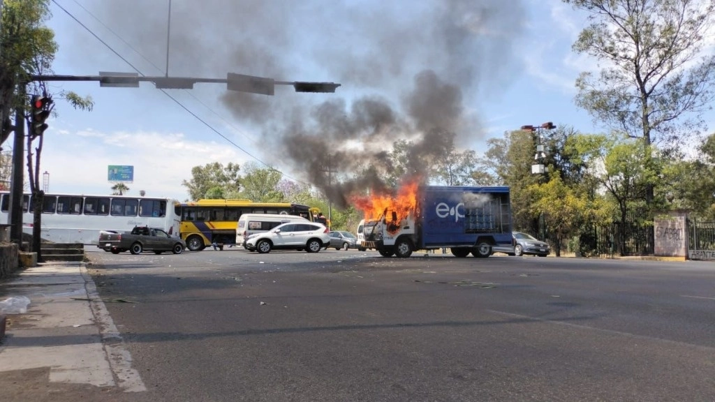 En Morelia, Michoacán, comuneros de Arantepacua quemaron vehículos en la protesta contra un operativo policial que dejó cuatro muertos durante la administración de Silvano Aureoles. Foto ‘La Jornada’