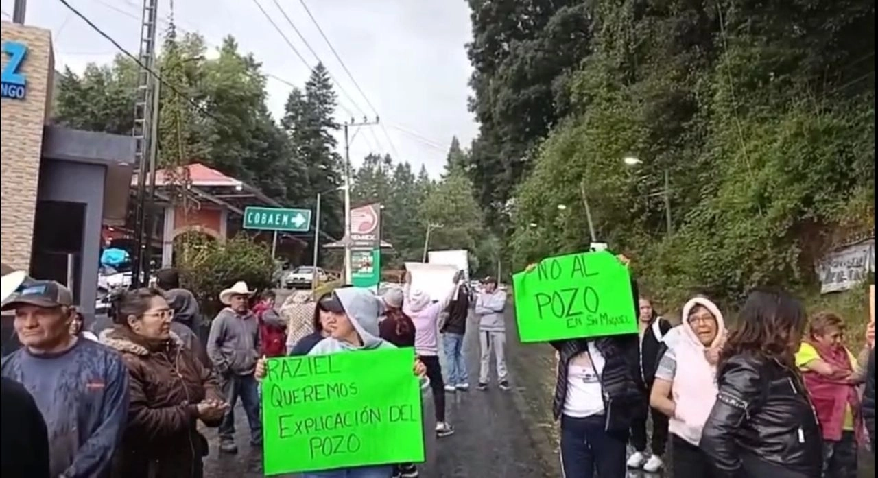Comuneros de San Miguel Tecpan bloquearon la carretera Naucalpan-Ixtlahuaca en rechazo a la perforación de un pozo de agua. Foto 