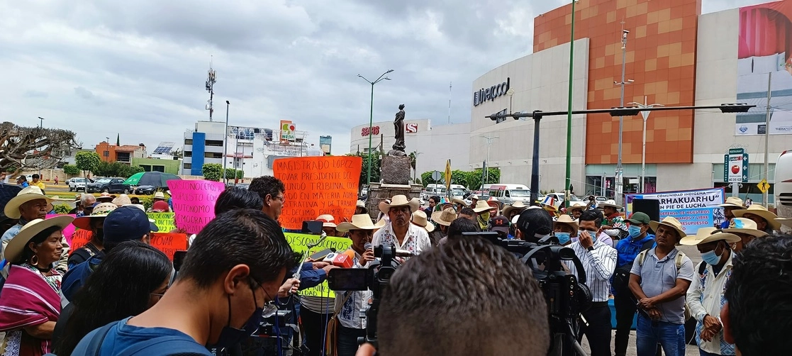 Los comuneros, acompañados por el CSIM, se manifestaron frente a la sede del Poder Judicial de la Federación, en Morelia. Foto tomada de la cuenta de Facebook del  CSIM