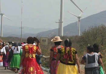 Debido a que hay mucho viento en la región “las empresas llegaron. Engañaron a la gente, aprovechando la pobreza, y empezaron a ocupar los territorios a pesar de que fueran de origen ejidal o comunal", advirtieron los defensores. Foto tomada del sitio de https://www.jornada.com.mx/2015/09/28/eco-f.html / Archivo