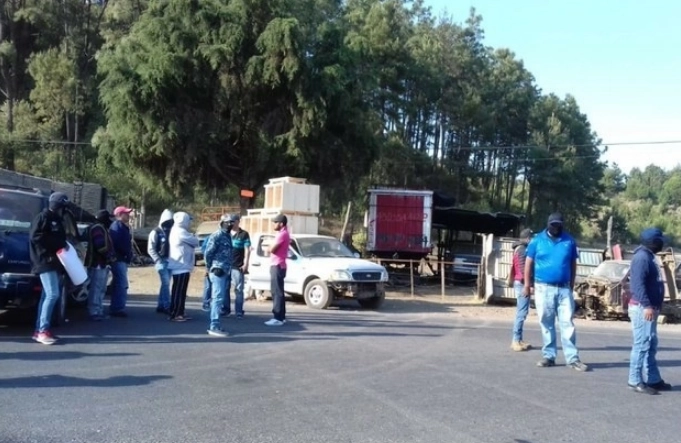 Habitantes de la comunidad  de Aranza, municipio de Paracho, bloquearon la carretera Uruapan-Carapan, para exigir la aparición con vida del ex jefe de tenencia. Foto La Jornada