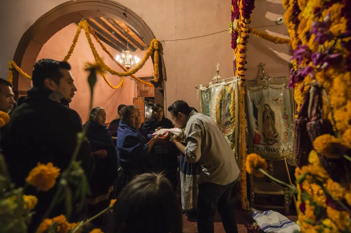 Imagen de archivo de comuneros de Santa Fe de la Laguna el Día de Muertos. Foto Cuartoscuro