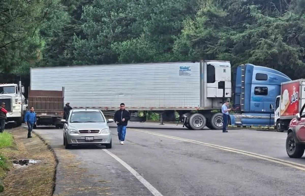 Habitantes de la comunidad purépecha de San Lorenzo, municipio de Uruapan, bloquearon la carretera en reclamo a la detención "arbitraria" de líder comunal. Foto
