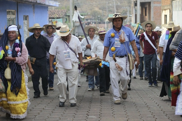 Pobladores de Eongarícuaro en imagen de archivo. Foto Cuartoscuro