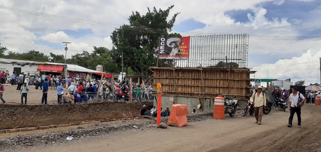 Integrantes de la Organización Campesina Emiliano Zapata bloquearon la carretera que comunica Tuxtla Gutiérrez con Comitán y Venustiano Carranza, el 10 de agosto de 2022. ‘La Jornada’ 