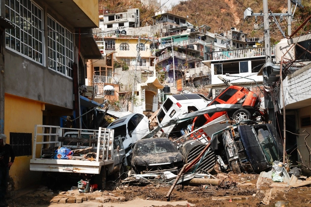 Enormes destrozos causó ‘Otis’ en las partes elevadas de la colonia Revolución del Sur, en el puerto de Acapulco. Foto Víctor Camacho