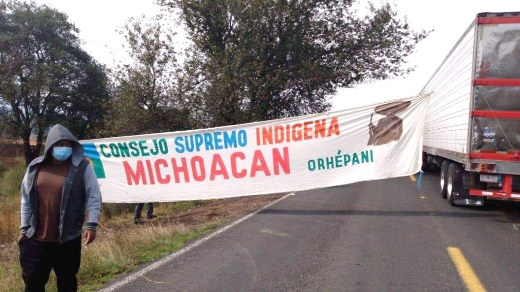 Bloqueo carretero en Santa Fe de la Laguna, Michoacán. Foto La Jornada / Archivo