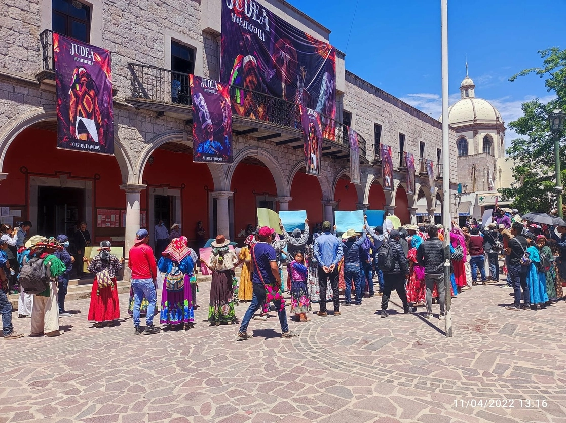 Decenas de wixaritari se manifestaron a las afueras de la presidencia municipal de Huejuquilla el Alto luego que policías locales detuvieron y -denunciaron- golpearon a dos jicareros que se dedicaban a la caza de venados. Foto Foto Cortesía Comunidad Wixárika