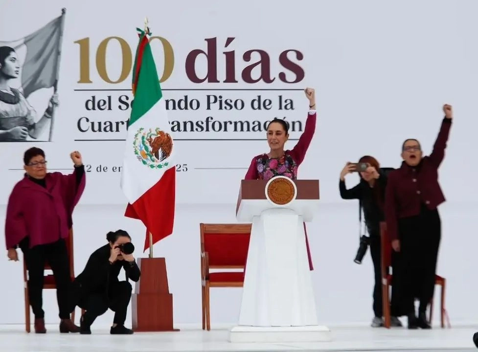 La presidenta Claudia Sheinbaum y parte de su gabinete durante el evento para conmemorar los primeros cien días de su gobierno, en enero de 2025.