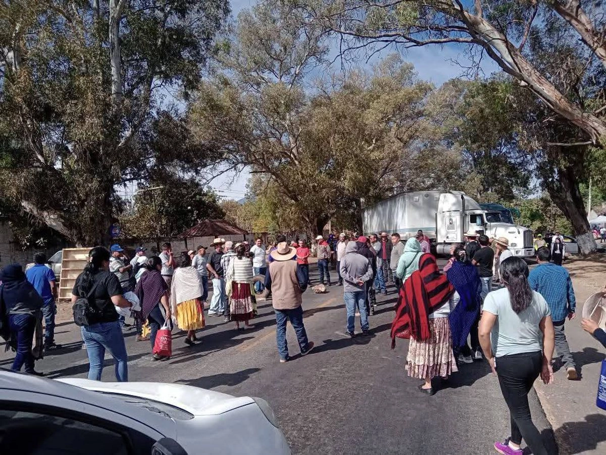 Habitantes de la comunidad de Huáncito, Michoacán, bloquearon la carretera Uruapan-Carapan para pedir sea liberado el presupuesto directo que les corresponde para obras y seguridad. Foto 