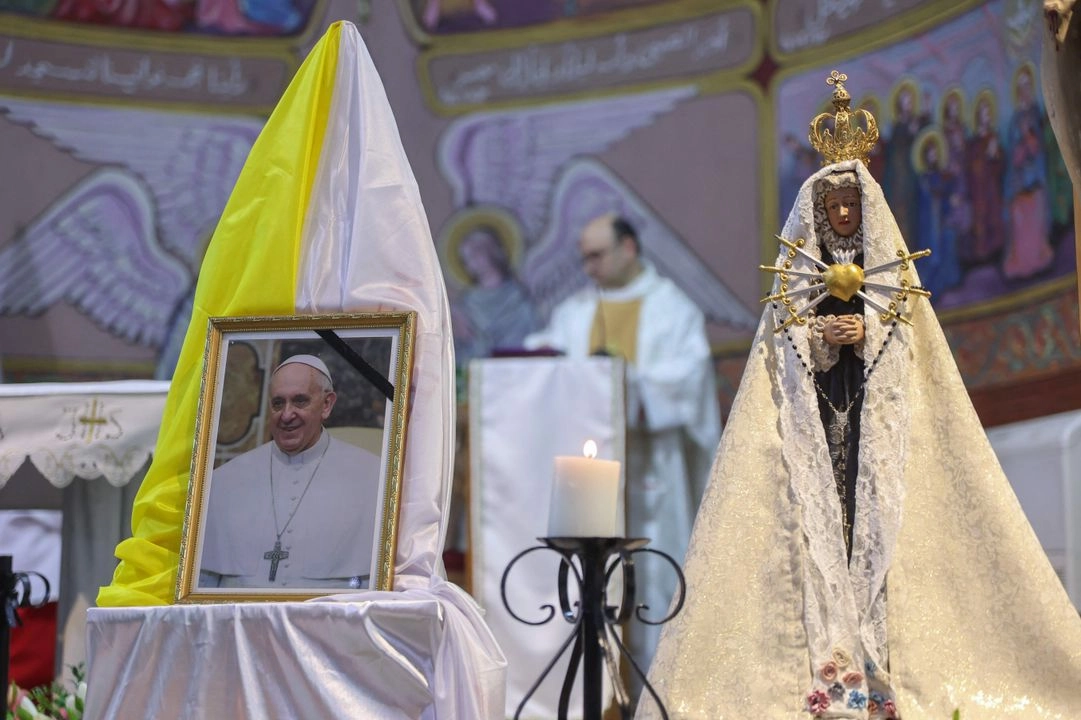 Miembros del clero celebran una misa por el difunto Papa Francisco en la Iglesia de la Sagrada Familia en la ciudad de Gaza el 21 de abril de 2025.