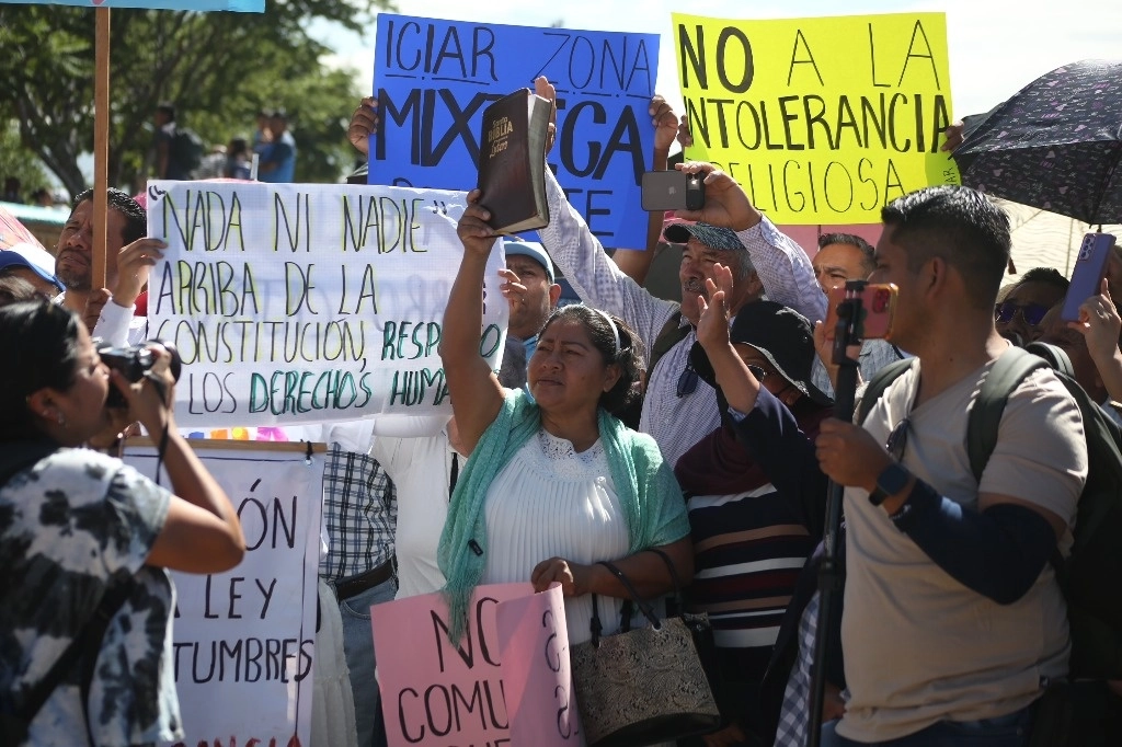 El acoso a familias que profesan la religión cristiana no ha cesado desde hace 10 meses, denunciaron pobladores de Antequera, Oaxaca. Foto Jorge A. Pérez