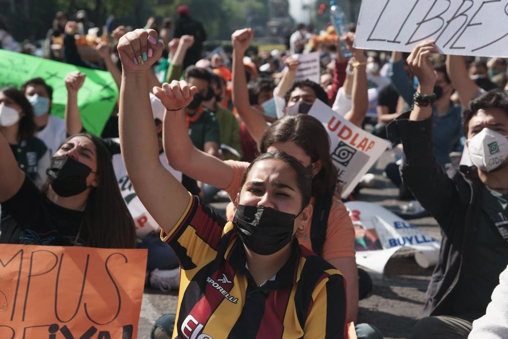 Estudiantes del CIDE se manifiestan frente al Senado de la República, en la Ciudad de México, el 14 de diciembre de 2021. Foto Pablo Ramos