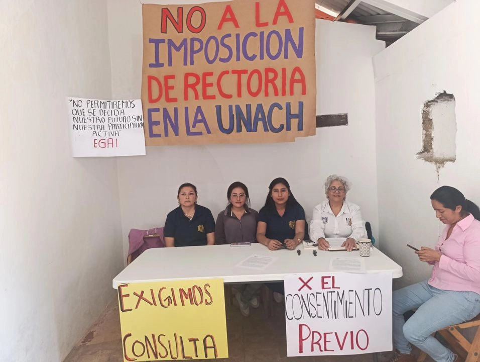 Estudiantes y académicos de la Escuela de Gestión y Autodesarrollo Indígena protestaron por no haber sido consultados sobre la fusión de áreas de la Unach. Foto