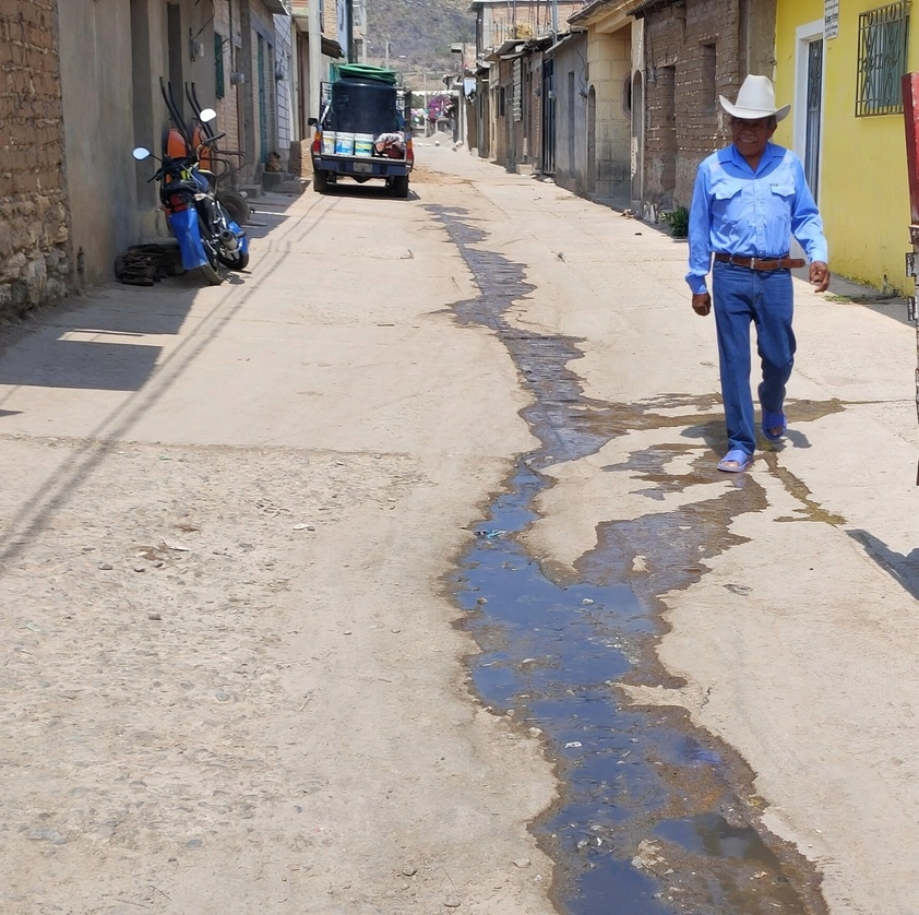 Aguas negras de las casas desembocan en la calle, lo que ha provocado muchas enfermedades en los habitantes de Huiziltepec, Guerrero. Foto Sergio Ocampo