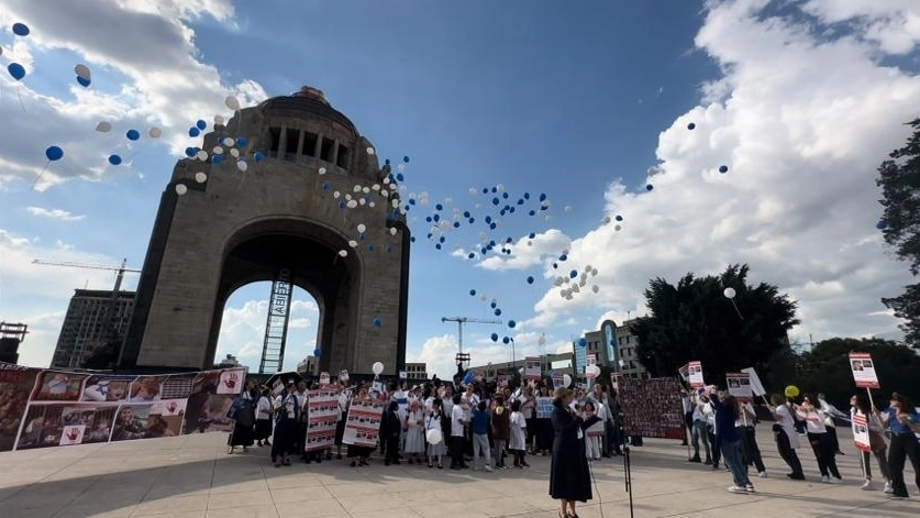 Integrantes de la comunidad israelí durante la protesta en el Monumento a la Revolución. Foto José Antonio López