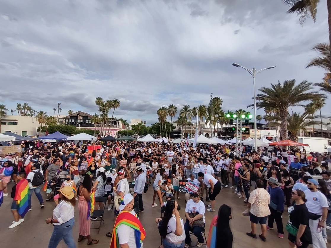 Más de mil personas de la comunidad LGBT+ marcharon por el malecón de La Paz para reclamar el respeto a sus derechos humanos. Foto Lidia Campos Hernández