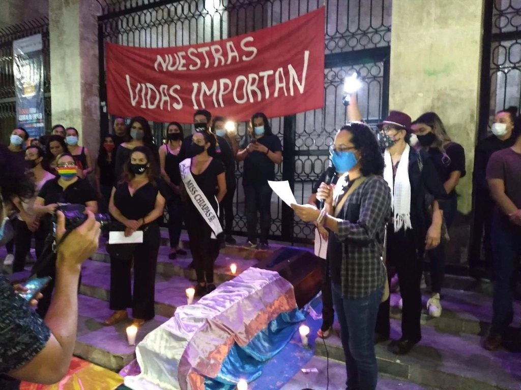 En la manifestación participaron decenas de personas. Foto La Jornada 
