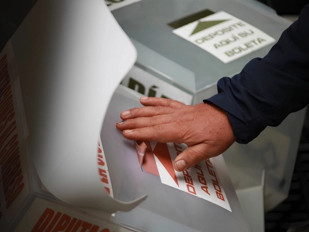 La comunidad migrante podrá votar este domingo 2 de junio en los consultados de México en el exterior, pero las casillas que ahí se establezcan serán operadas por personal del Instituto Nacional Electoral (INE). Foto Luis Castillo / Archivo