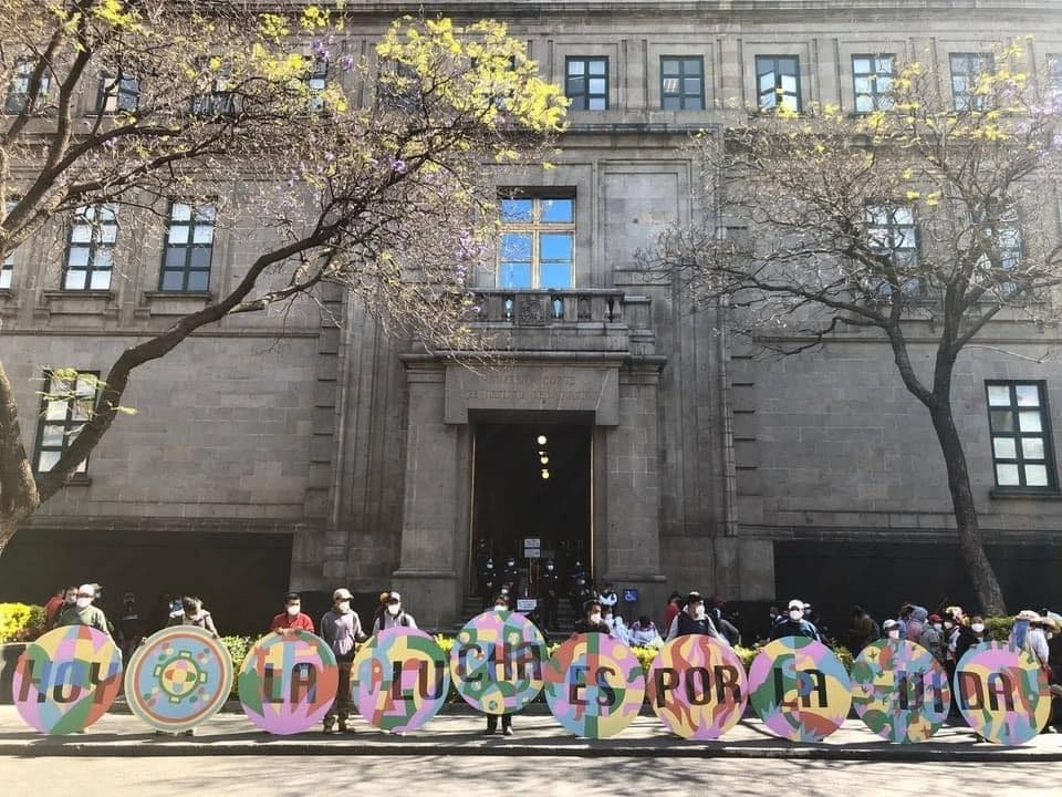 Habitantes de la comunidad de Tecoltemi protestan frente a la Suprema Corte de Justicia de la Nación, en la Ciudad de México. Foto tomada del sitio de https://www.facebook.com/tiyattlali.sierranorte / Archivo