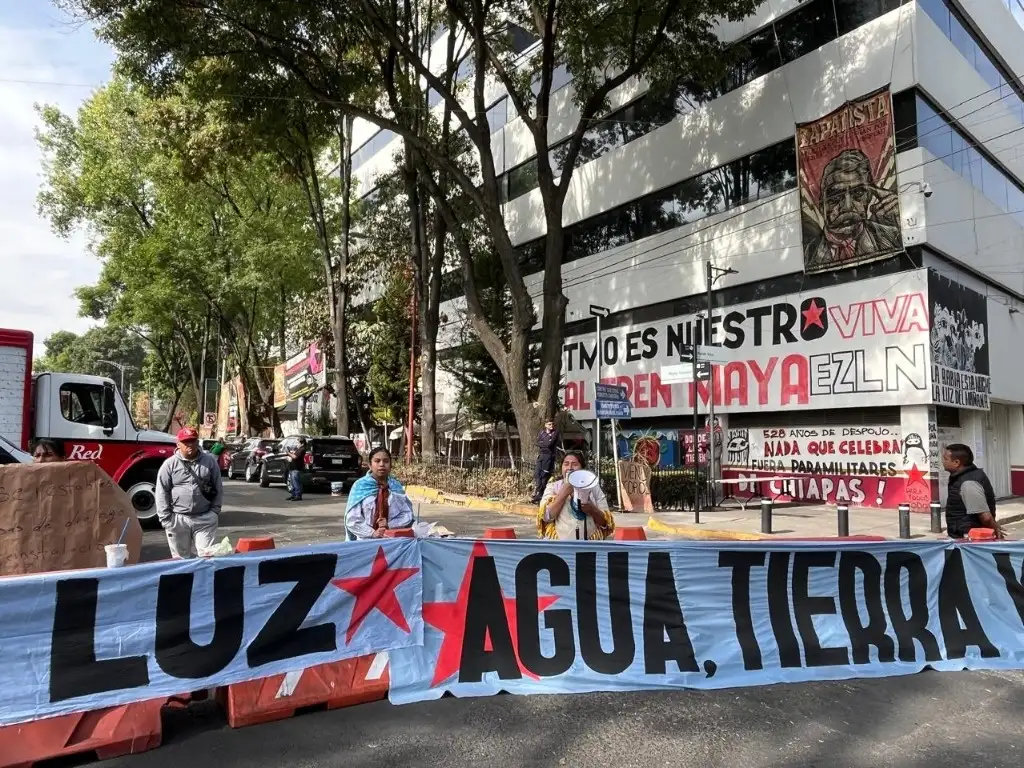 Integrantes de la comunidad otomí, que mantienen la toma de las instalaciones del INPI, bloquean la avenida México-Coyoacán con cuatro vehículos, para protestar porque desde la semana pasada les suspendieron los servicios de agua y luz, además para exigir una reunión con autoridades del gobierno, en la Ciudad de México, el 15 de abril de 2024. Foto Alfredo Domínguez