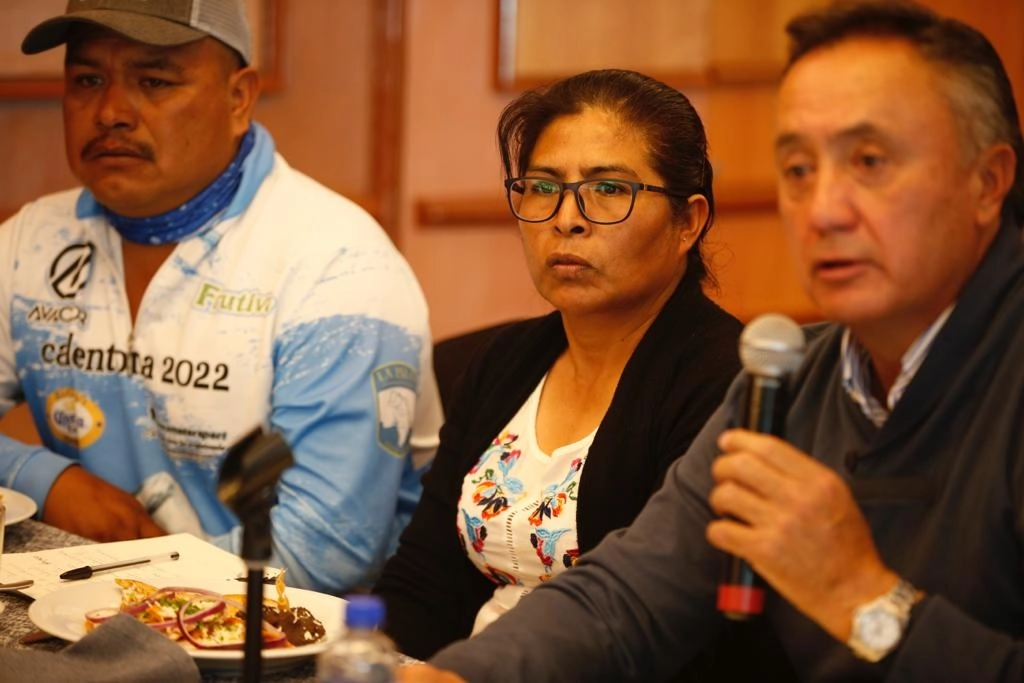 Integrantes de la Cooperativa Tzibanza de Querétaro dan a conocer los términos de la demanda que interpusieron por despojo de tierras contra el ex gobernador Francisco Domínguez Servién, en un hotel de la Ciudad de México, el 14 de marzo de 2023. Foto José Antonio López