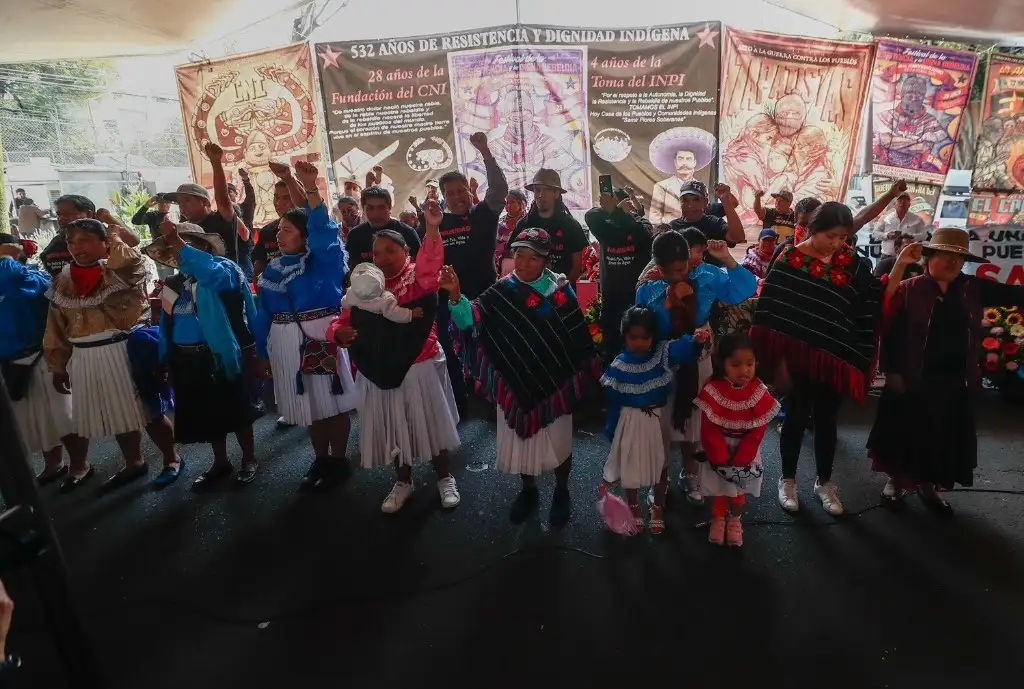 La comunidad otomí que ocupa desde hace cuatro años el edificio del INPI, ubicado en avenida Coyoacán 343, alcaldía Benito Juárez, anunció que tendrá una audiencia con la jefa de Gobierno, Clara Brugada, en la que se pedirá la expropiación, enajenación o desincorporación del inmueble en su favor para atender parte de su demanda de vivienda, pero con el principal objetivo de construir allí la Casa de los Pueblos y las Comunidades Indígenas Samir Flores Soberanes. Foto Víctor Camacho 