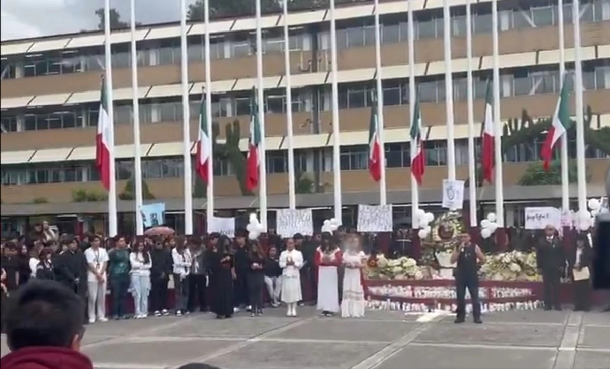 Aspectos del homenaje luctuoso a los dos miembros de la comunidad politécnica del Cecyt 7, quienes fallecieron durante la explosión de la pipa en Iztapalapa. Foto