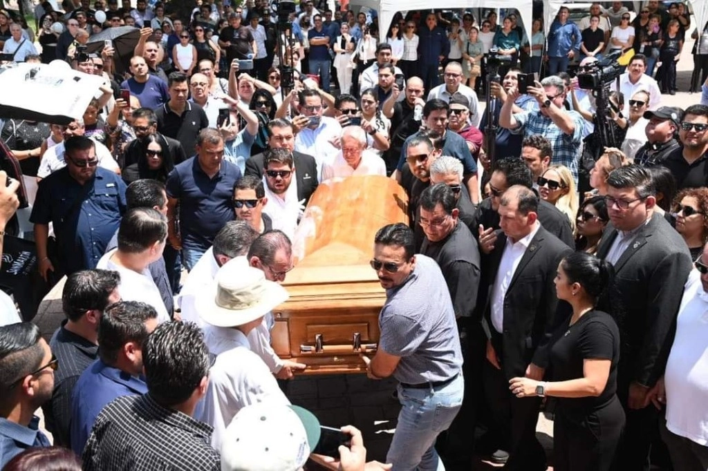 Universitarios, amigos, empresarios, políticos y familiares acudieron al homenaje de cuerpo presente que se le rindió a Héctor Melesio Cuén Ojeda. Foto Tomada de X @JoseluisCotaso1