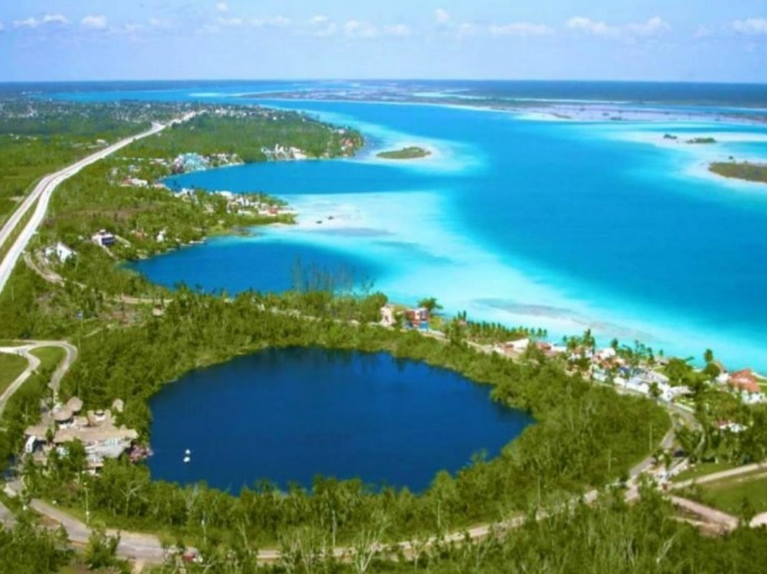 Vista aérea de la laguna de los Siete Colores, principal atractivo turístico de Bacalar, municipio maya de Quintana Roo. Foto Carlos Águila / Archivo
