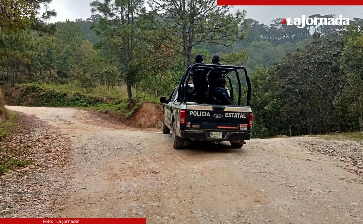 En la primera se reportó que los ocupantes de las unidades efectuaron disparos de arma de fuego, esto mientras se desarrollaba la fiesta patronal de Loma de Santa Cruz; mientras que en San Antonio del Valle atacaron una camioneta del transporte público la cual recibió dos impactos en el parabrisas del lado del copiloto. Foto 